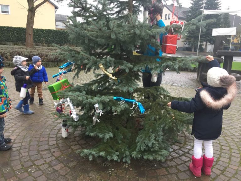 Die fleissigen Weihnachtsbaumschmücker