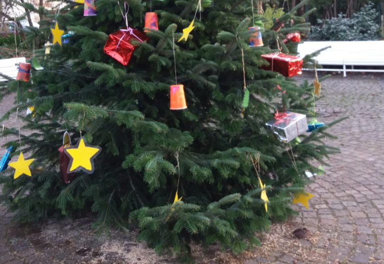 Ennertzwerge schmücken Weihnachtsbaum in Holzlar