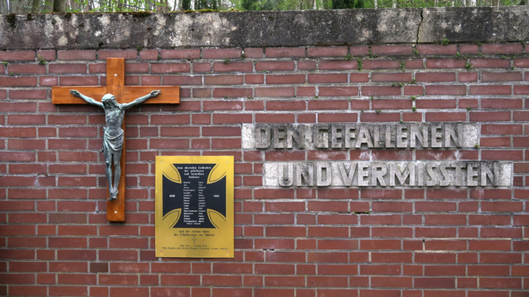 Neuer Standort des Ehrenmals auf dem Holzlarer Friedhof