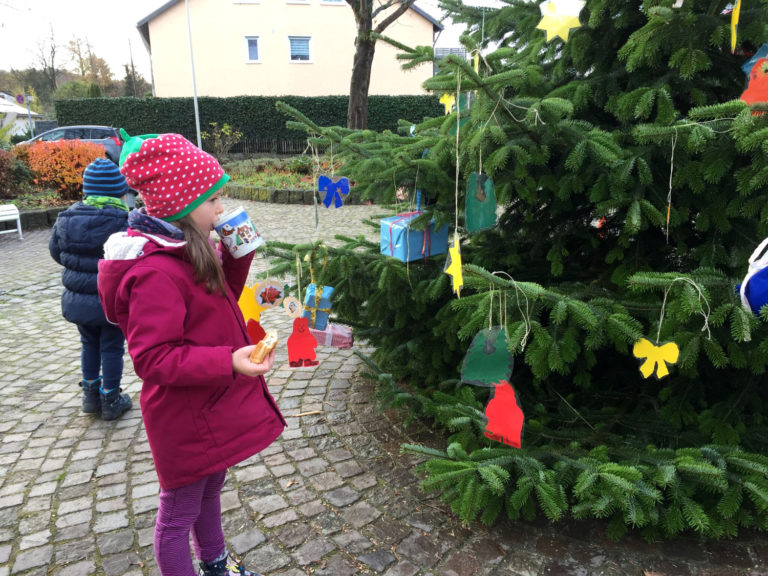 Ennertzwerge schmücken Weihnachtsbaum in Holzlar