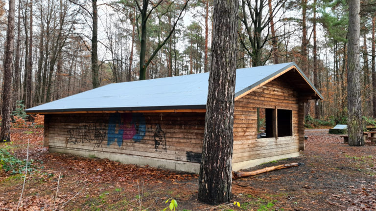 Dach der Grillhütte am Hardtweiher erneuert