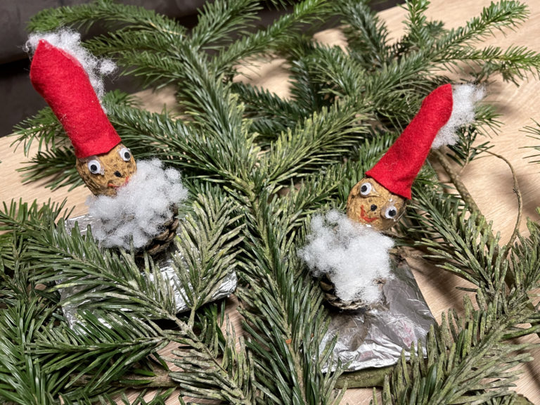 Weihnachtsdeko der Holzlarer Kinder an Seniorenstift St. Adelheid übergeben