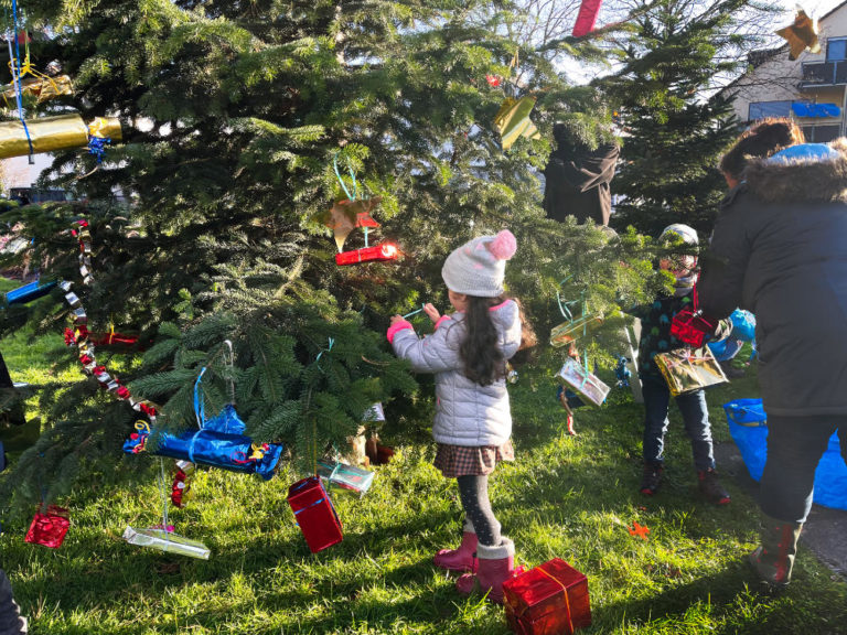 Weihnachtsbaumschmücken mit den Ennertzwergen