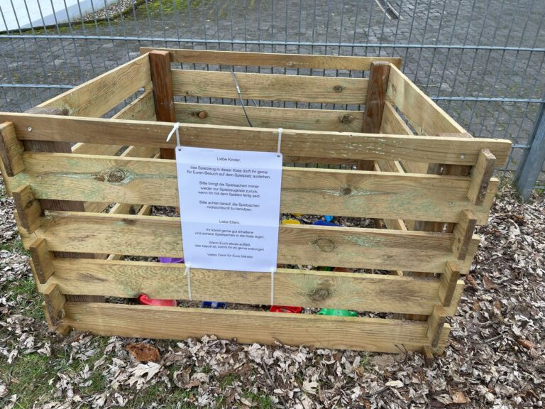 Spielekiste auf dem Spielplatz Paul-Langen-Straße